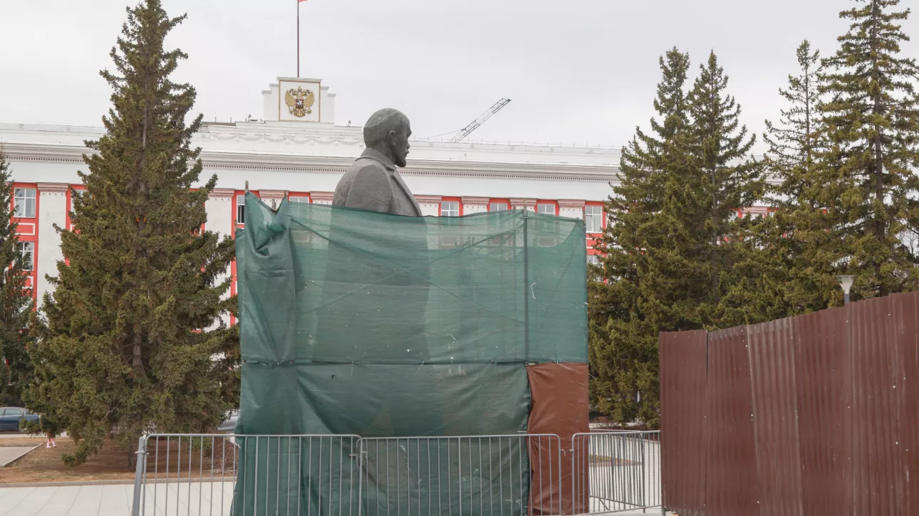 Как продолжается ремонт постамента памятника Ленину в Барнауле. Фоторепортаж