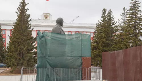 Как продолжается ремонт постамента памятника Ленину в Барнауле. Фоторепортаж