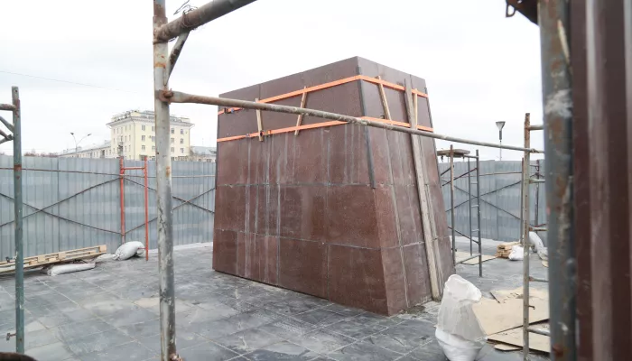 Как продолжается ремонт постамента памятника Ленину в Барнауле. Фоторепортаж