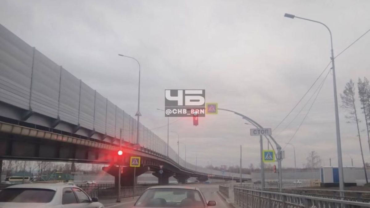 Светофор на развязке на Змеиногорском тракте