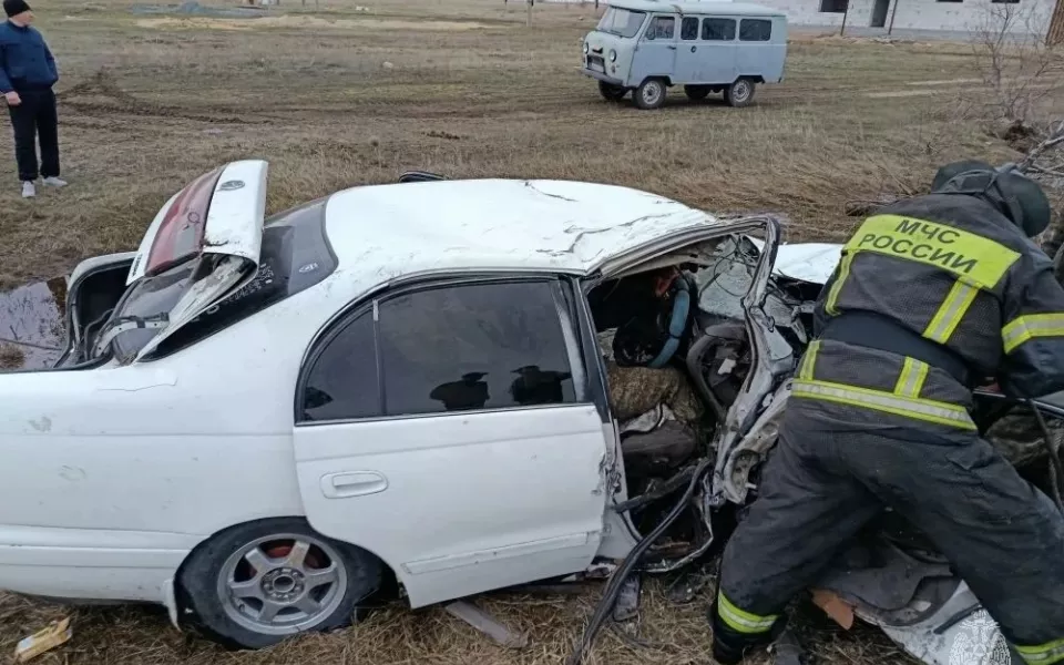 Водитель на Toyota снес бетонный столб в алтайском селе