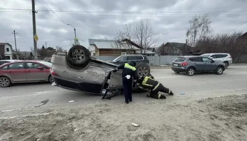Задумался: момент ДТП с переворотом в Барнауле попал на видео
