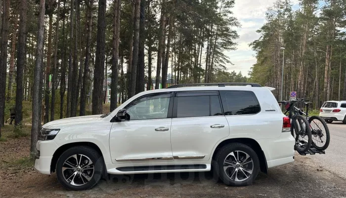 Дизельный Land Cruiser с холодильником и люком продают за 12 млн в Барнауле. Фото