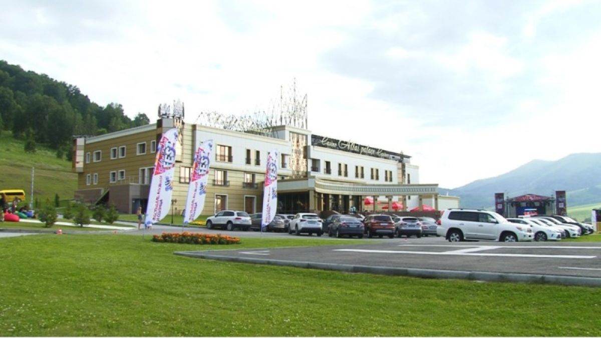 "Алтай Пэлас"