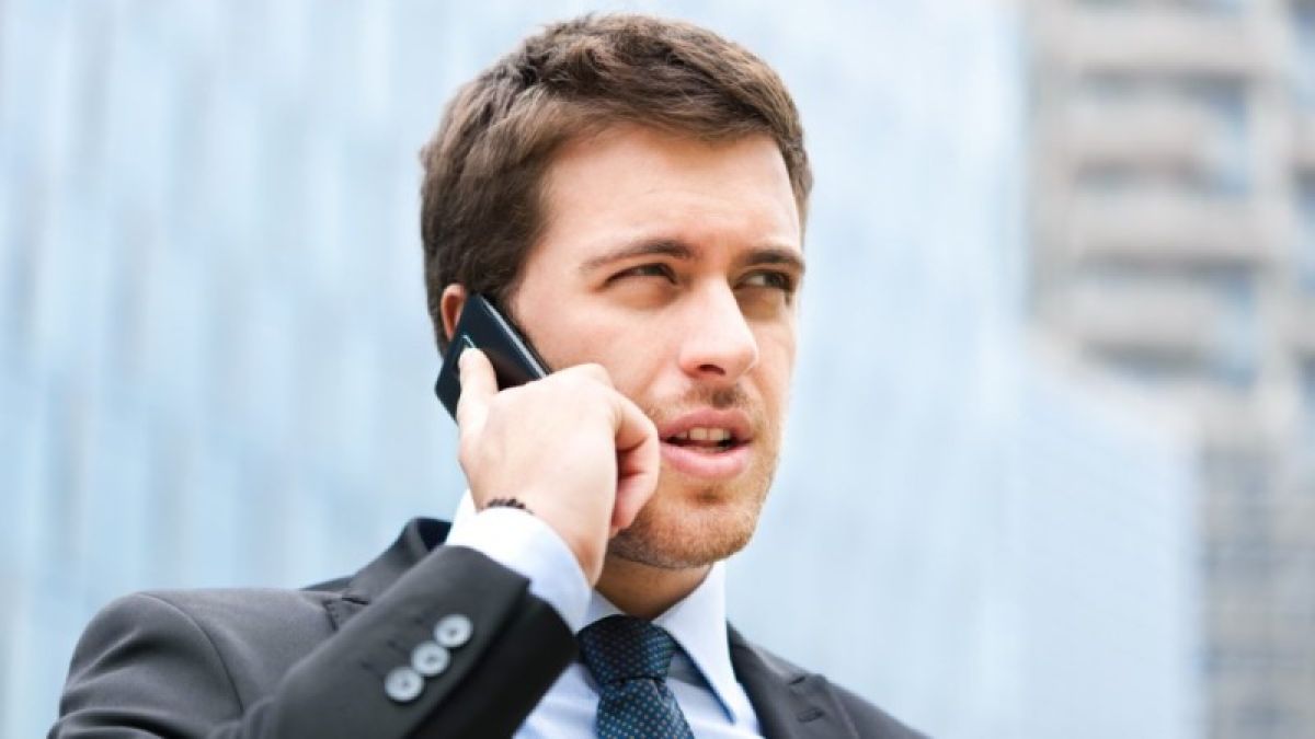 Стало известно, влияют ли телефонные разговоры на головные боли 
