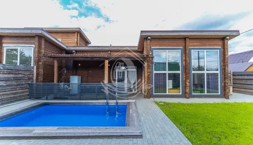 Базу отдыха с бассейнами с подогревом выставили на продажу в Барнауле. Фото