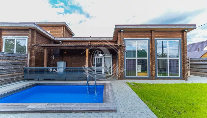 Базу отдыха с бассейнами с подогревом выставили на продажу в Барнауле. Фото