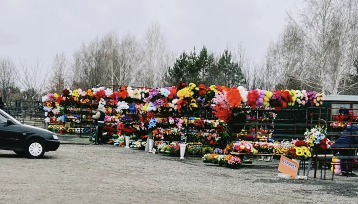 Что обязательно нужно сделать на кладбище в Родительский день