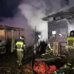 Дом и автобус сгорели в ночном пожаре в Алтайском крае