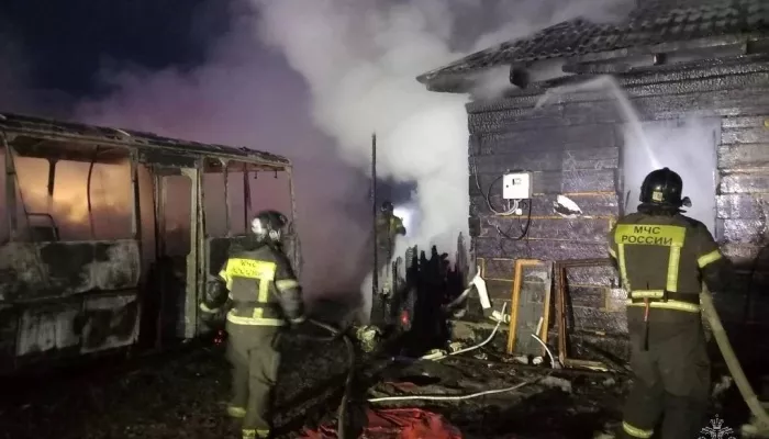 Дом и автобус сгорели в ночном пожаре в Алтайском крае