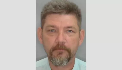 Полиция ищет стрелка, который при задержании убил полицейского и ранил троих. Фото