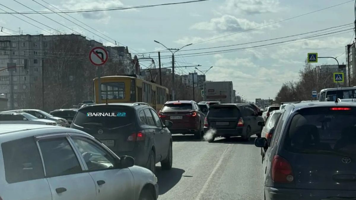 Пробка на пересечении Павловского тракта и Попова