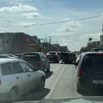 Полный коллапс: светофоры отключились на оживленном перекрестке в Барнауле