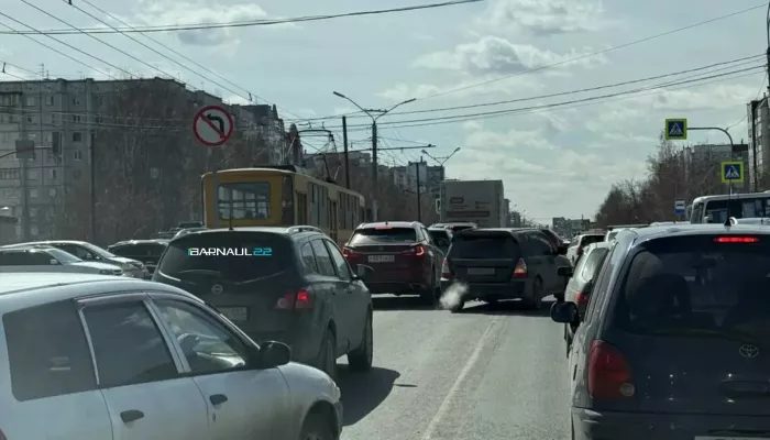 Полный коллапс: светофоры отключились на оживленном перекрестке в Барнауле