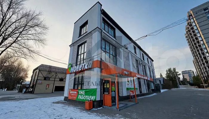 Торговый центр с федеральным арендатором продают в центре Барнаула. Фото