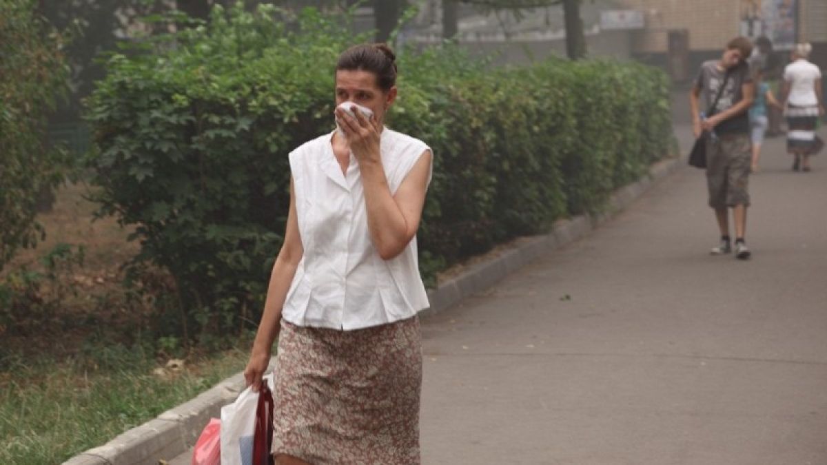 Барнаульцы жалуются на кашель и одышку из-за дымки в регионе