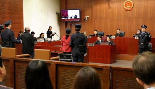 Приемную мать 118 детей приговорили к 20 годам тюрьмы в Китае