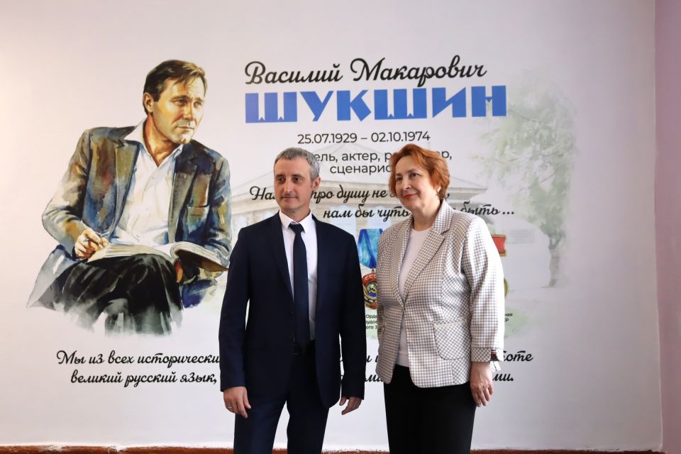 В барнаульской гимназии появился мурал в честь Василия Шукшина