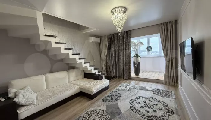 Двухуровневую квартиру на пятом этаже без лифта продают в барнаульском бору. Фото