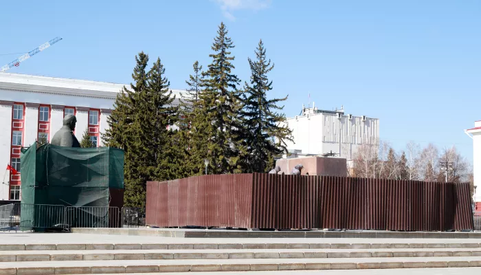 Как в Барнауле ремонтируют постамент памятника Ленину. Фоторепортаж
