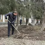 Глава Бийска, сотрудники администрации и депутаты вышли на общегородской субботник