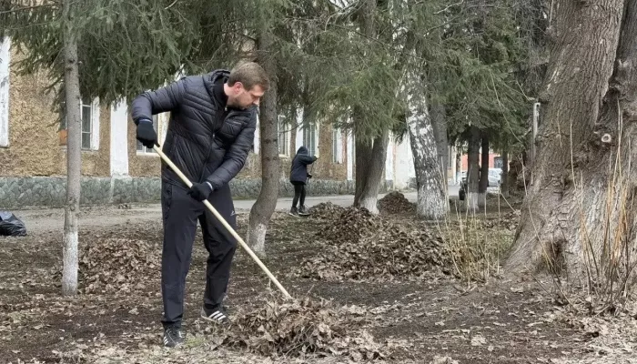 Глава Бийска, сотрудники администрации и депутаты вышли на общегородской субботник