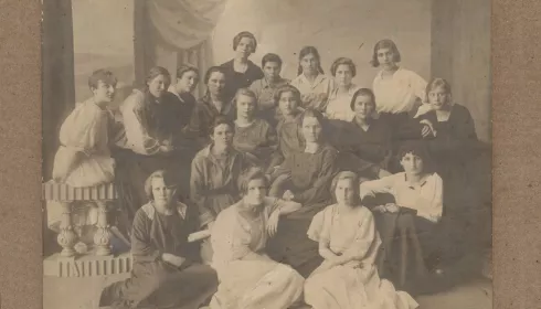 Шляпки, банты и манто: как выглядели модницы Алтая сотню лет назад. Фотоархив