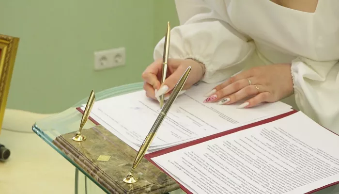 Совместное бракосочетание прошло в одном из барнаульских ЗАГСов в Красную горку
