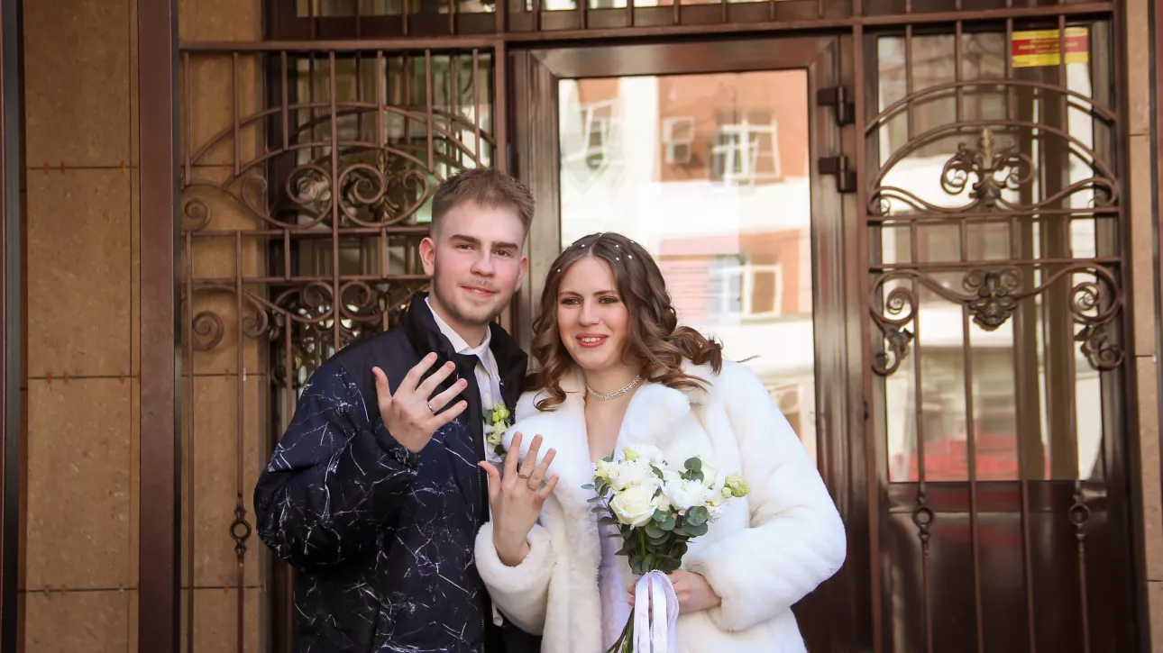 Век не разженятся: три пары одновременно поженились в Барнауле накануне Красной Горки