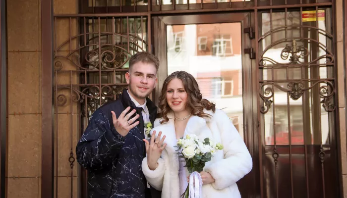 Век не разженятся: три пары одновременно поженились в Барнауле накануне Красной Горки