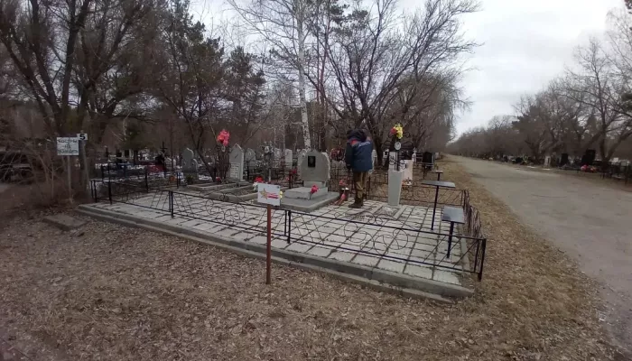 На кладбищах Барнаула приводят в порядок могилы ветеранов