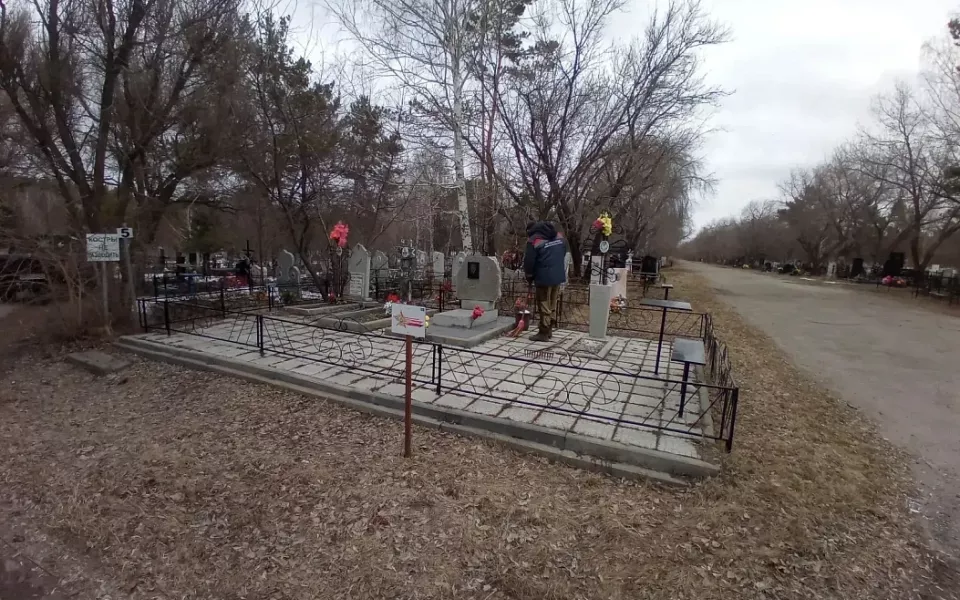 На кладбищах Барнаула приводят в порядок могилы ветеранов