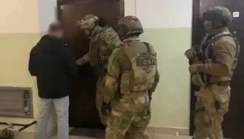 Алтайские силовики помогли задержать членов ОПГ, обманывавшей семьи погибших на СВО