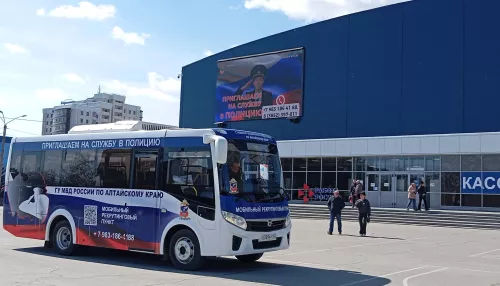 Первый на Алтае мобильный пункт по набору будущих полицейских показали в Барнауле