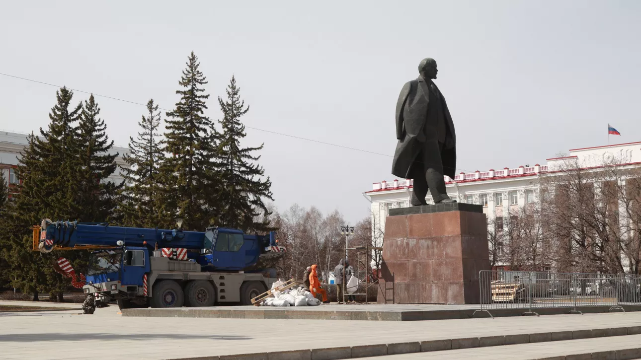 Скульптуру Ленина в Барнауле вернули на постамент. Фото
