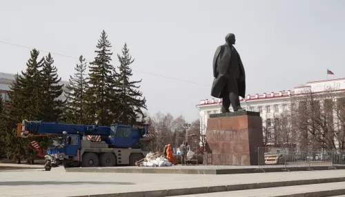 Скульптуру Ленина в Барнауле вернули на постамент. Фото