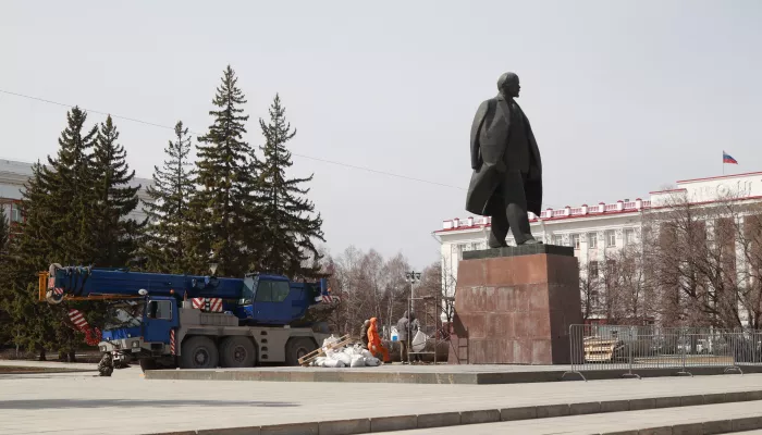 Скульптуру Ленина в Барнауле вернули на постамент. Фото