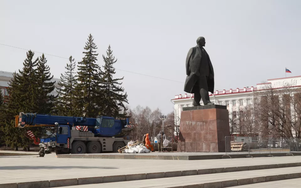 Скульптуру Ленина в Барнауле вернули на постамент. Фото