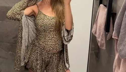 Беременная сестра Ольги Бузовой показала фигуру в спортивном бра и легинсах