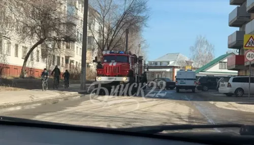 Пожар из-за неосторожного обращения с огнем охватил семь гаражей в Бийске