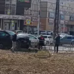 Машина протаранила забор напротив рынка Янтарный в Барнауле