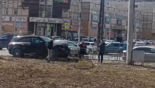 Машина протаранила забор напротив рынка Янтарный в Барнауле