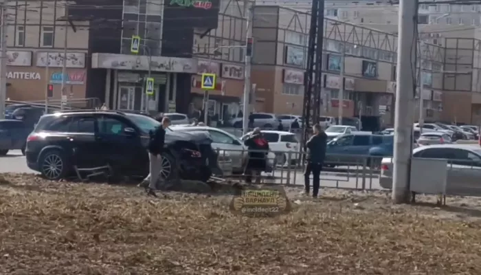 Машина протаранила забор напротив рынка Янтарный в Барнауле
