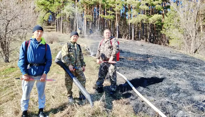 Пламя охватило порядка 15 соток сухой травы в Горно-Алтайске
