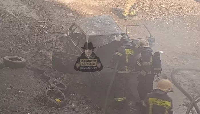 Автомобиль сгорел дотла на улице Георгиева в Барнауле