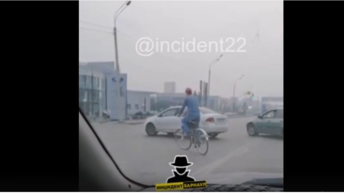 Велосипедист с ребенком шокировал автомобилистов на Павловском тракте в Барнауле