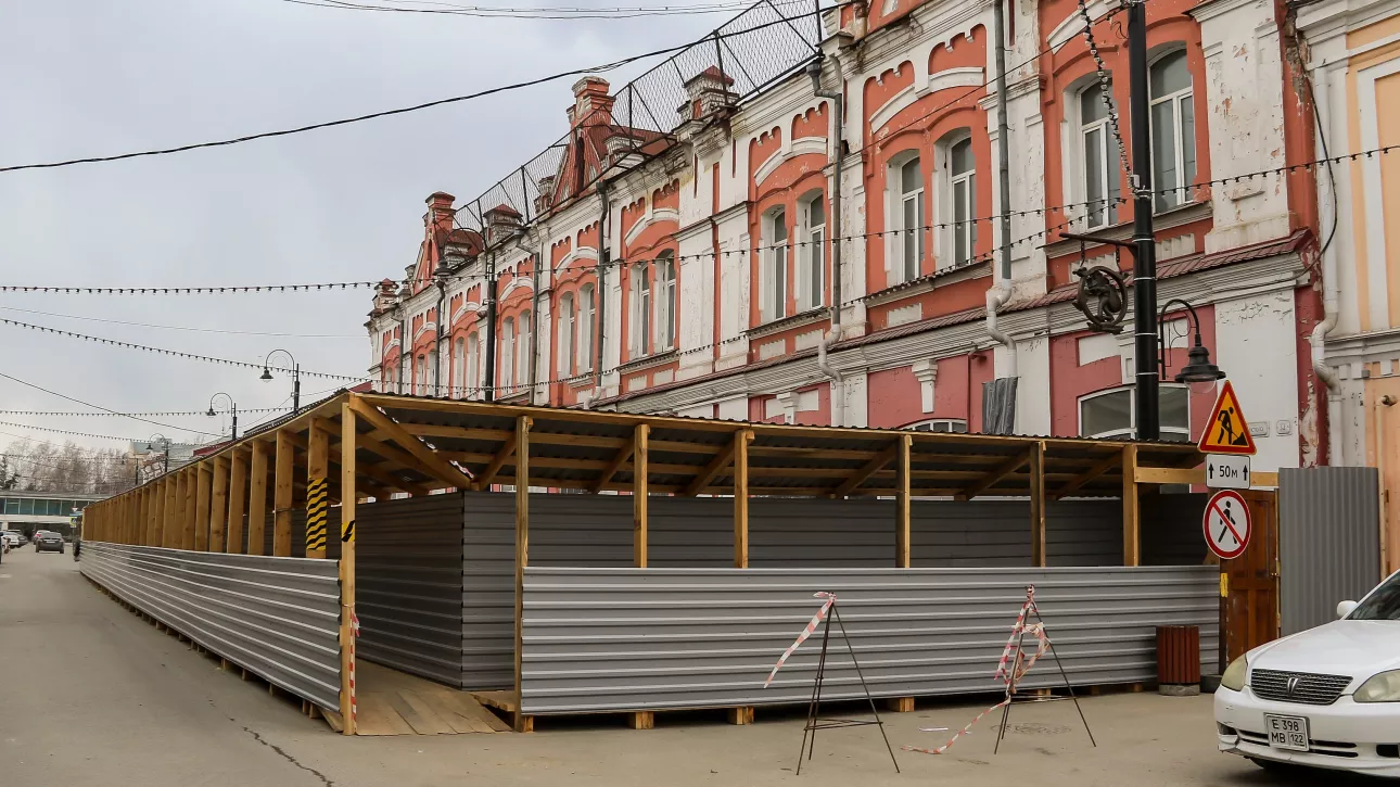 Пики, балконы, круглая печь: как в Барнауле восстанавливают старинный магазин Второва