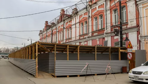 Пики, балконы, круглая печь: как в Барнауле восстанавливают старинный магазин Второва