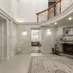 Коттедж с шестиметровыми потолками продают за 37,5 млн рублей в Барнауле. Фото