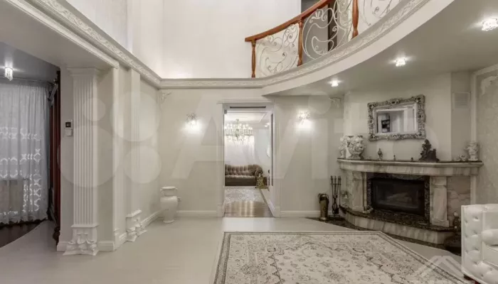 Коттедж с шестиметровыми потолками продают за 37,5 млн рублей в Барнауле. Фото